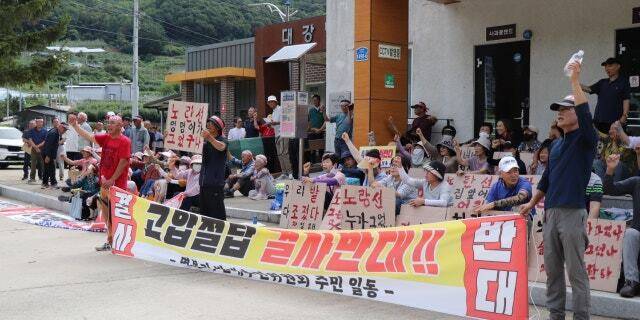 예천군 효자면 주민들이 송전탑 건설 반대 집회를 열고 있다. 독자 제공