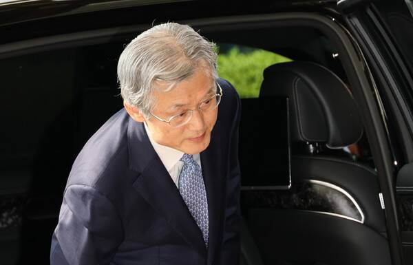 조희대 대법원장이 19일 서울 서초구 대법원으로 출근하고 있다. 조 대법원장은 지난 18일 노태악 전 대법관과 이흥구 대법관 후임으로 손봉기 대구지방법원 부장판사와 김성수 서울고등법원 부장판사를 이재명 대통령에게 임명 제청했다. 2026.8.19. 연합뉴스