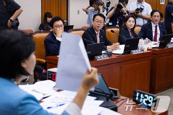국회 법제사법위원회 국민의힘 위원들이 19일 서울 여의도 국회에서 열린 제438회 국회(임시회) 법제사법위원회 제1차 전체회의에서 서영교 위원장의 의사진행에 항의하고 있다. ⓒ 뉴스1 유승관 기자