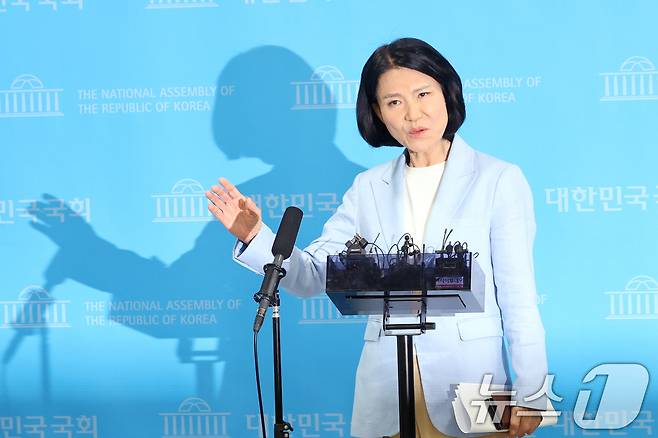 이진숙 국민의힘 의원이 14일 오후 서울 여의도 국회 소통관에서 5·18 민주화운동 관련 기자회견을 마치고 입장을 밝히고 있다. 이날 이 의원은 기자회견을 마친 후 취재진 질문을 받지 않고 회견장을 나섰다. 2026.8.14 ⓒ 뉴스1 황기선 기자