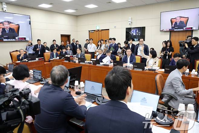 이진숙 국민의힘 의원이 19일 오전 서울 여의도 국회에서 열린 과학기술정보방송통신위원회 전체회의에서 신상발언을 요구하고 있다. 2026.8.19 ⓒ 뉴스1 황기선 기자