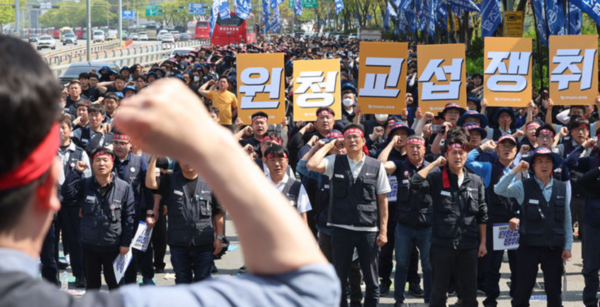 현대차 노조가 전면 파업을 결정했다. 사진은 금속노조 조합원들이 서울 서초구 현대차그룹 본사 인근에서 열린 현대차그룹 원청교섭 쟁취 금속노조 결의대회에서 구호를 외치는 모습 / 뉴시스