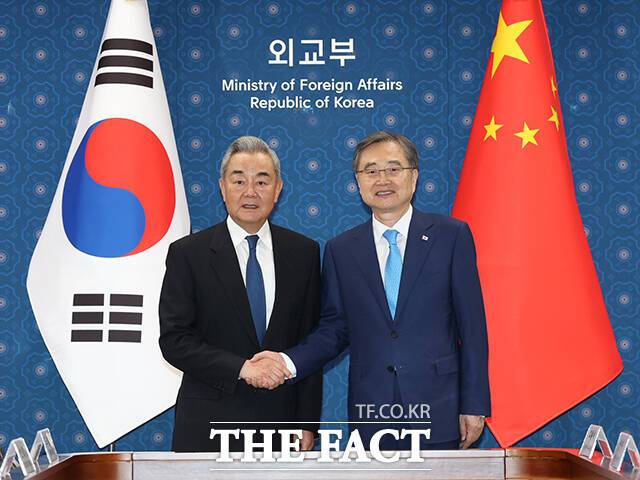 조현 외교부장관(오른쪽)과 왕이 중국 외교부장이 19일 오후 서울 종로구 외교부 청사에서 열린 한중 외교장관회의에 앞서 기념촬영을 하고 있다. /김성렬 기자