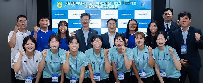 강태영 NH농협은행장(가운데)이 18일 서울 중구 NH농협은행 본사에서 열린 2026 아이치·나고야 아시안게임 출정식에서 농협은행 소속 정구·테니스 국가대표 선수단을 격려하고 있다. NH농협은행 제공
