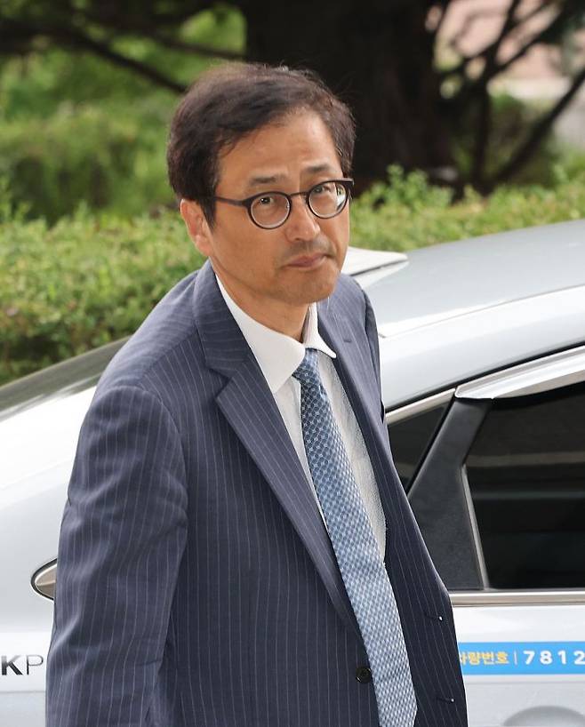 6·3 지방선거 투표용지 부족 사태 등을 수사할 선거관리위원회 특별검사로 임명된 이태한 권익위 비상임위원이 19일 서울 서초구 서울중앙지검에 마련된 국민참정권 침해 진상규명을 위한 검경 합동수사본부를 방문하고 있다. 연합뉴스