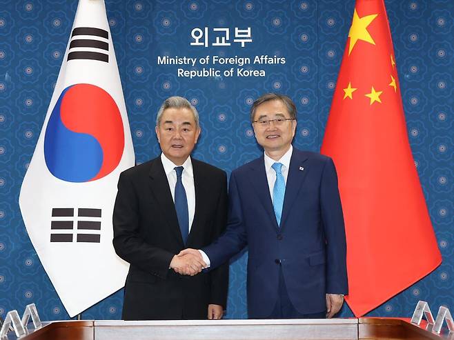 조현 외교부 장관(오른쪽)이 19일 서울 종로구 외교부 청사에서 왕이 중국 공산당 중앙정치국 위원 겸 외교부장과 한중 외교장관회담을 하기에 앞서 기념촬영을 하고 있다. (공동취재) 2026.8.19 (서울=뉴스1)