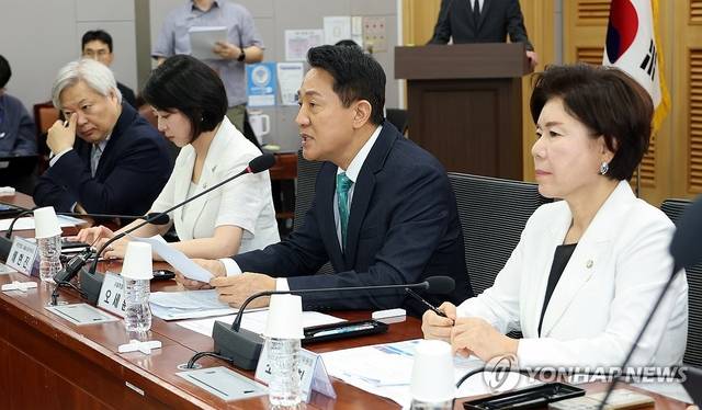 오세훈(오른쪽 두 번째) 서울시장이 19일 국회에서 열린 ‘막힌 공급, 징벌적 과세: 8·13 부동산 대책 무엇이 문제인가’ 토론회에서 발언하고 있다. [연합뉴스]