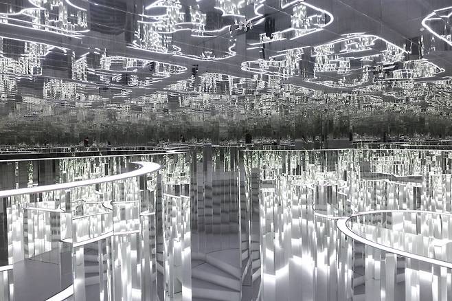 A view of “Mirror Maze,” an installation at “The Third Poem: Come Home Again” exhibition, a solo show by Es Devlin at Futura Seoul in Jongno District, central Seoul, on Aug. 14. FUTURA SEOUL