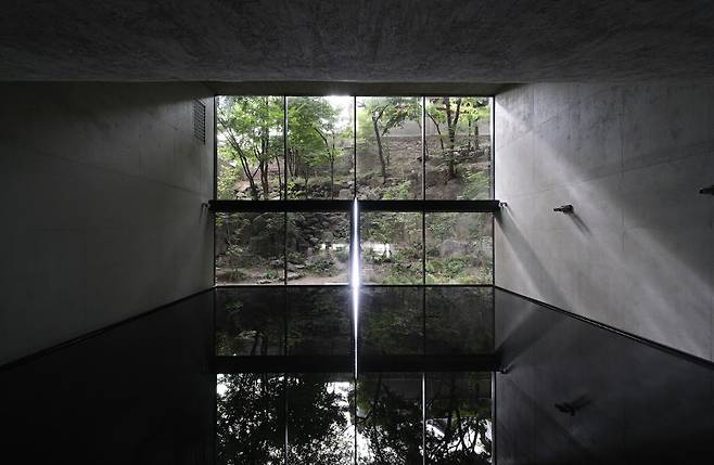 A view of installation piece “Line of Light,” on display at “The Third Poem: Come Home Again” exhibition, a solo show by Es Devlin at Futura Seoul in Jongno Distirct, central Seoul, on Aug. 14. FUTURA SEOUL