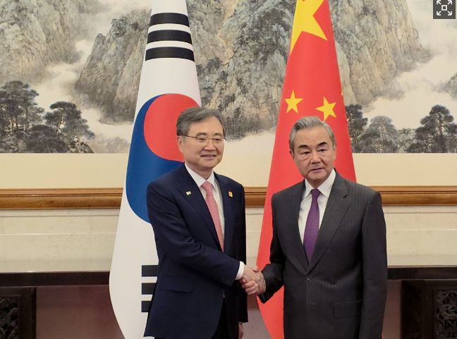 지난해 9월 17일 오후 중국 베이징 댜오위타이국빈관에서 조현 외교장관과 왕이 중국 외교부장이 만나 악수를 하며 기념촬영하고 있다. 사진공동취재단