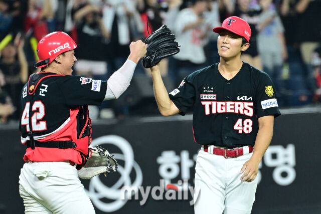 18일 대전 한화생명 볼파크 야구장에서 열린 '2026 신한 SOL KBO리그' KIA 타이거즈와 한화 이글스 경기. KIA가 4-3으로 한화에 승리했다. KIA 이의리(오른쪽)가 승리 후 포수 김태군과 기뻐하고 있다./대전=한혁승 기자 hanfoto@mydaily.co.kr