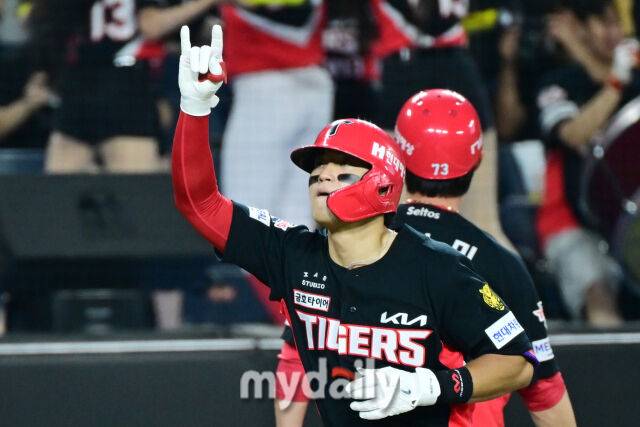 18일 대전 한화생명 볼파크 야구장에서 열린 '2026 신한 SOL KBO리그' KIA 타이거즈와 한화 이글스 경기. KIA 김도영이 7회초 2사에 솔로포를 친 후 기뻐하고 있다./대전=한혁승 기자 hanfoto@mydaily.co.kr