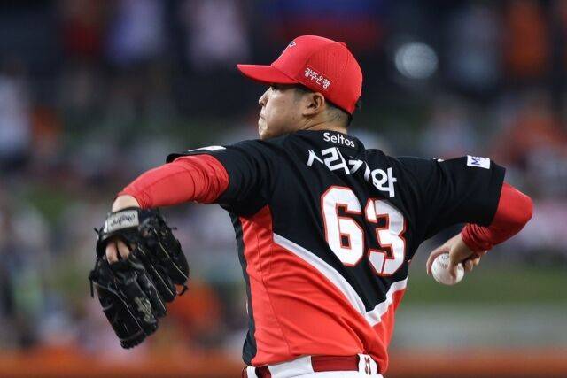KIA 타이거즈 시라카와 케이쇼가 19일 대전한화생명볼파크에서 열린 한화 이글스와의 원정경기서 투구하고 있다./KIA 타이거즈 제공