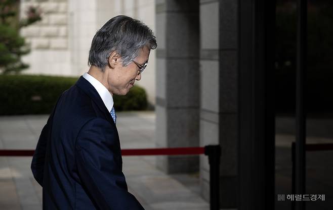 조희대 대법원장이 19일 오전 서울 서초구 대법원으로 출근하는 가운데 굳은 표정으로 들어서고 있다. 임세준 기자