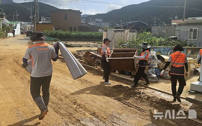 [거제=뉴시스]경남 의용소방대원들이 19일 오전 거제시 침수 주택 현장을 찾아 가재도구 정리 등 피해 복구 지원 활동을 펼치고 있다.(사진=경남소방본부 제공) 2026.08.19. photo@newsis.com