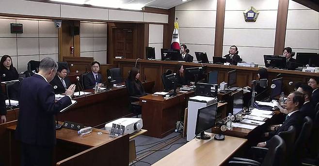 [서울=뉴시스] 특검이 한덕수 전 국무총리의 내란 혐의 재판에서 위증한 혐의로 기소된 윤석열 전 대통령의 항소심에서 벌금형을 구형했다. 사진은 윤 전 대통령이 지난해 11월 19일 서울 서초구 서울중앙지법에서 열린 내란방조, 위증 등 혐의 한덕수 전 국무총리 10차 공판에 증인으로 출석해 선서를 하는 모습. (사진=서울중앙지방법원 제공) 2026.08.19. photo@newsis.com *재판매 및 DB 금지