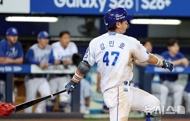 [대구=뉴시스] 이무열 기자 = 9일 대구 수성구 삼성라이온즈파크에서 열린 2026 신한 SOL KBO리그 LG 트윈스와 삼성 라이온즈 경기, 6회말 무사 주자 1루 상황에서 삼성 강민호가 1타점 2루타를 치고 있다. 2026.07.09. lmy@newsis.com