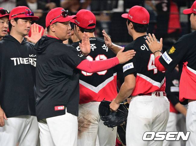 [OSEN=대전, 조은정 기자]프로야구 KIA 타이거즈가 한화 이글스의 추격을 뿌리치고 3연승에 성공했다.&nbsp;이범호 감독이 이끄는 KIA는 18일 대전 한화생명 볼파크에서 열린 2026 신한 SOL KBO리그 한화와의 원정경기에서 4-3 진땀승을 거뒀다. 이날 승리로 3연승을 달성한 KIA는 57승48패2무를 만들었다. 반면 4연패에 빠진 한화는 48승54패3무가 됐다.&nbsp;KIA 이범호 감독이 이의리와 승리를 기뻐하고 있다. 2026.08.18 /cej@osen.co.kr