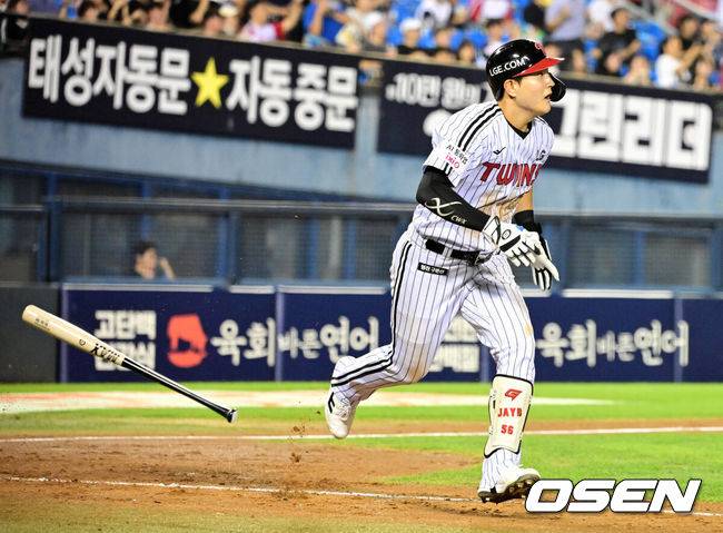 [OSEN=잠실, 지형준 기자] 18일 서울 잠실야구장에서 2026 신한 SOL KBO리그 LG 트윈스와 KT 위즈의 경기가 열렸다.LG는 임찬규, KT는 소형준을 선발로 내세웠다.5회말 1사 만루에서 LG 문정빈이 만루 홈런을 날리고 있다. 2026.08.18 / jpnews@osen.co.kr
