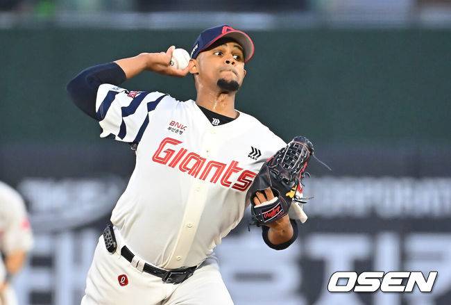 [OSEN=부산, 이석우 기자] 19일 부산 사직야구장에서 2026 신한 SOL KBO 리그 롯데 자이언츠와 키움 히어로즈의 경기가 열렸다. 홈팀 롯데는 로드리게스가, 방문팀 키움은 알칸타라가 선발 출전했다.롯데 자이언츠 선발 투수 로드리게스가 역투하고 있다. 2026.08.19 / foto0307@osen.co.kr