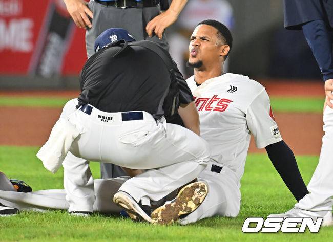 [OSEN=부산, 이석우 기자] 19일 부산 사직야구장에서 2026 신한 SOL KBO 리그 롯데 자이언츠와 키움 히어로즈의 경기가 열렸다. 홈팀 롯데는 로드리게스가, 방문팀 키움은 알칸타라가 선발 출전했다.롯데 자이언츠 선발 투수 로드리게스가 6회초 1사 1,2루 키움 히어로즈 안치홍의 타구에 맞은 후 통증을 호소하고 있다. 2026.08.19 / foto0307@osen.co.kr