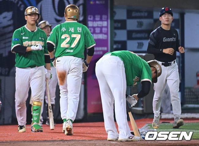 [OSEN=부산, 이석우 기자] 19일 부산 사직야구장에서 2026 신한 SOL KBO 리그 롯데 자이언츠와 키움 히어로즈의 경기가 열렸다. 홈팀 롯데는 로드리게스가, 방문팀 키움은 알칸타라가 선발 출전했다.키움 히어로즈 추재현이 2사 만루 박찬혁의 밀어내기 볼넷으로 득점을 올리고 있다. 2026.08.19 / foto0307@osen.co.kr