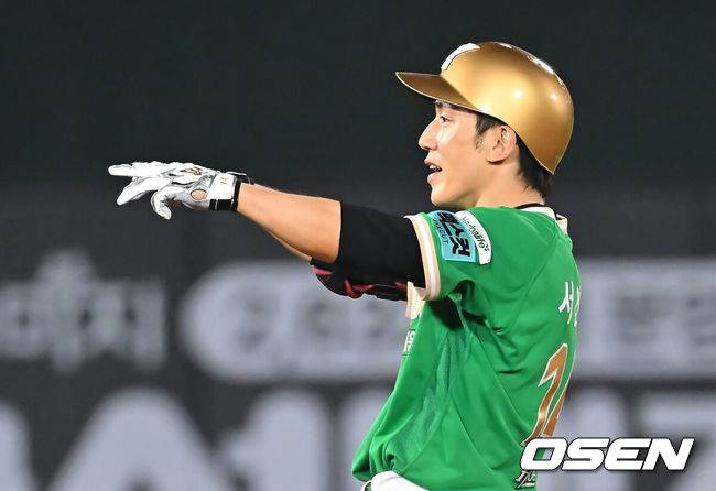 [OSEN=부산, 이석우 기자] 19일 부산 사직야구장에서 2026 신한 SOL KBO 리그 롯데 자이언츠와 키움 히어로즈의 경기가 열렸다. 홈팀 롯데는 로드리게스가, 방문팀 키움은 알칸타라가 선발 출전했다.키움 히어로즈 서건창이 8회초 2사 1,2루 좌중간 역전 2타점 2루타를 치고 세리머니를 하고 있다. 2026.08.19 / foto0307@osen.co.kr