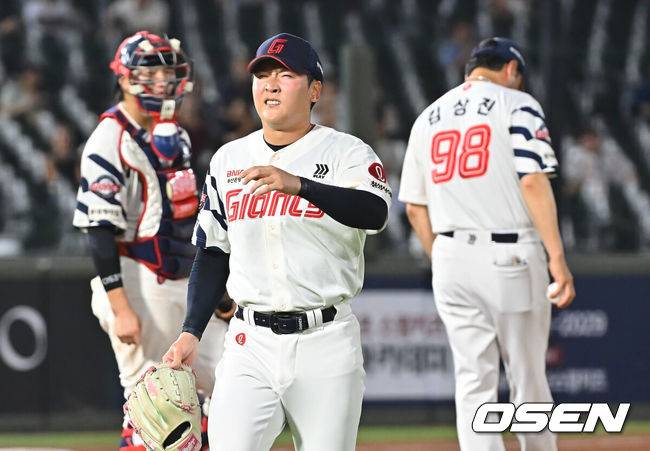 [OSEN=부산, 이석우 기자] 19일 부산 사직야구장에서 2026 신한 SOL KBO 리그 롯데 자이언츠와 키움 히어로즈의 경기가 열렸다. 홈팀 롯데는 로드리게스가, 방문팀 키움은 알칸타라가 선발 출전했다.롯데 자이언츠 최준용이 8회초 역전을 허용하고 교체되고 있다. 2026.08.19 / foto0307@osen.co.kr