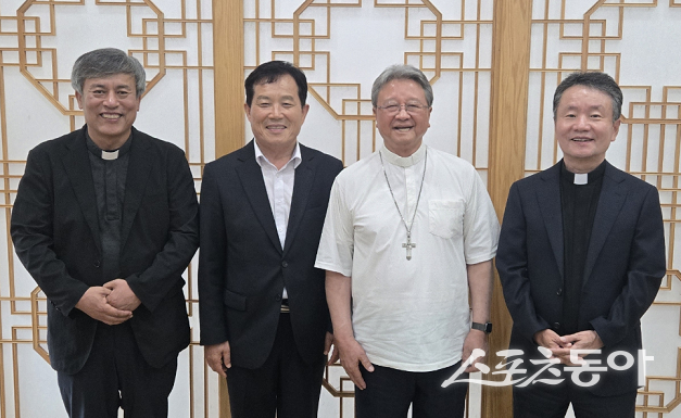 2027 세계청년대회를 앞두고  최유철군수와 권혁주 안동교구장이  적극협조 하기로 했다. 사진제공 ㅣ 의성군