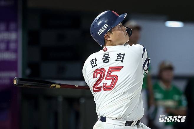 롯데 한동희가 18일 사직 키움전 7회말 만루 홈런을 때리고 있다. /사진=롯데 자이언츠