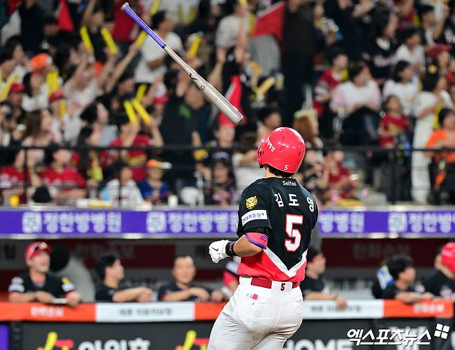 18일 오후 대전 한화생명 볼파크에서 열린 '2026 신한 SOL Bank KBO리그' KIA 타이거즈와 한화 이글스의 경기, 7회초 2사 KIA 김도영이 솔로 홈런을 날리고 있다. 대전, 김한준 기자