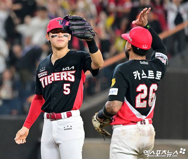 18일 오후 대전 한화생명 볼파크에서 열린 '2026 신한 SOL Bank KBO리그' KIA 타이거즈와 한화 이글스의 경기, KIA가 김도영의 솔로포에 힘입어 한화에 4:3 승리를 거뒀다.  이날 경기에서 승리한 KIA 선수들이 기뻐하고 있다. 대전, 김한준 기자