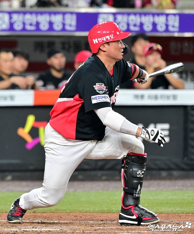18일 오후 대전 한화생명 볼파크에서 열린 '2026 신한 SOL Bank KBO리그' KIA 타이거즈와 한화 이글스의 경기, 8회초 2사 2루 KIA 김태군이 좌전안타를 날리고 있다. 대전, 김한준 기자