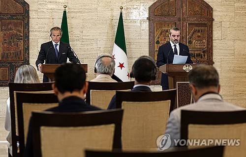 시리아에서 공동 기자회견하는 라파엘 그로시 국제원자력기구(IAEA) 사무총장(왼쪽)과 아사드 알샤이바니 시리아 외무장관(오른쪽) [EPA 연합뉴스. 재판매 및 DB 금지]
