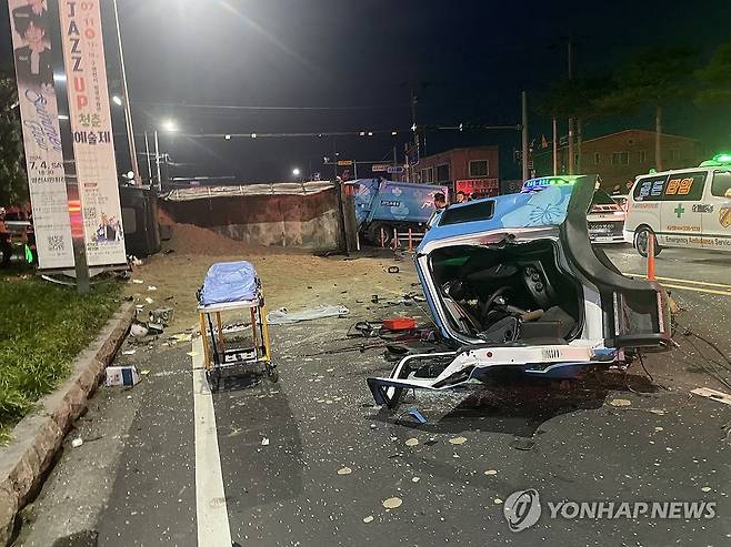경북 영천서 청소차·덤프트럭 사고…환경미화원 3명 사망 (영천=연합뉴스) 19일 오전 4시 3분께 경북 영천시 도동네거리에서 6t 청소차와 25t 덤프트럭이 충돌하는 사고가 났다. 이 사고로 청소차에 타고 있던 3명이 숨지고 덤프트럭 운전자 1명이 중상을 입었다. 사진은 사고 현장 모습. 2026.8.19 [영천시 제공.재판매 및 DB금지] psik@yna.co.kr