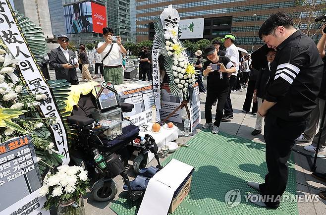 눈물흘리는 유가족 (서울=연합뉴스) 서명곤 기자 = 18일 서울 종로구 광화문광장에서 전국가습기살균제참사피해자연대가 연 기자회견이 끝난 뒤  고(故) 서영철 대표의 유가족이 눈물을 흘리고 있다. 
     가습기 살균제 피해자인 서 대표는 지난 11일 기흉으로 서울대병원 응급센터를 찾았으나 69세의 나이로 사망했다. 2026.8.18 seephoto@yna.co.kr