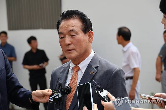 심경 밝히는 백성현 논산시장 (대전=연합뉴스) 이주형 기자 = 국민의힘 소속 백성현 충남 논산시장이 19일 대전지법 논산지원에서 열린 본인의 공직선거법 위반 혐의 사건 1심 선고공판에서 당선무효형에 해당하는 벌금 150만원을 선고받은 뒤 심경을 밝히고 있다. 2026.8.19 coolee@yna.co.kr
