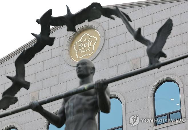 합수본, '투표함 일감 몰아주기' 중앙선관위 등 압수수색 (과천=연합뉴스) 류영석 기자 = 중앙선거관리위원회의 방만한 운영·비위 등을 수사하는 검경 합동수사본부가 특정 업체들에 일감을 몰아줬다는 이른바 '선피아(선관위 마피아) 카르텔' 의혹 관련 압수수색에 나선 14일 경기 과천시 중앙선관위의 모습. 2026.8.14 ondol@yna.co.kr