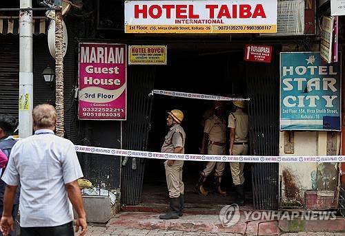 화재로 9명 사망한 인도 콜카타 저가 호텔 [로이터=연합뉴스. 재판매 및 DB 금지]
