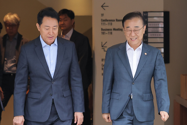 김윤덕 국토교통부 장관과 오세훈 서울시장이 20일 서울 모처의 한 식당에서 용산공원을 활용한 주택 공급 등 서울 주택 문제 협의를 마친 뒤 자리를 떠나고 있다. 연합뉴스