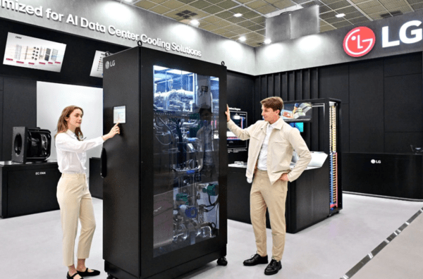 미국 워싱턴 D.C에서 열린 '데이터센터월드(Data Center World) 2025'에서 모델들이 AI 데이터센터 액체 냉각 솔루션인 CDU(Coolant Distribution Unit; 냉각수 분배 장치)를 소개하고 있다. [출처=LG전자]