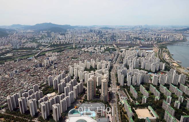 서울 송파구 롯데월드타워에서 바라본 서울 아파트 전경.(이투데이DB)