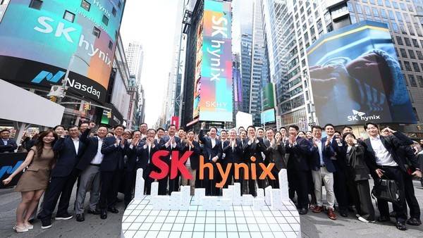 ▲ 최태원 SK그룹 회장, 곽노정 SK하이닉스 CEO 등 주요 경영진과 구성원들이 미국 뉴욕 타임스스퀘어 나스닥 타워 앞에서 기념 촬영을 하고 있다. (왼쪽 첫 줄 일곱 번째부터 최재원 SK스퀘어 수석부회장, 곽노정 SK하이닉스 CEO, 최태원 SK그룹 회장, 고승범 SK하이닉스 사외이사 겸 이사회 의장, 유정준 SK(주) 미주총괄 부회장) 사진제공=SK하이닉스 뉴스룸·© Nasdaq, Inc. 2026