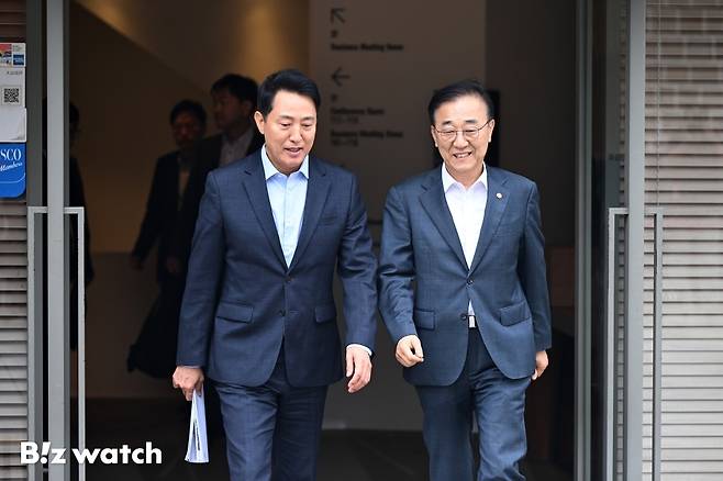 김윤덕(오른쪽) 국토교통부 장관과 오세훈 서울시장이 20일 오전 서울 중구 달개비에서 주택공급 관련 회동을 마치고 인사하고 있다./사진=이명근 기자 qwe123@