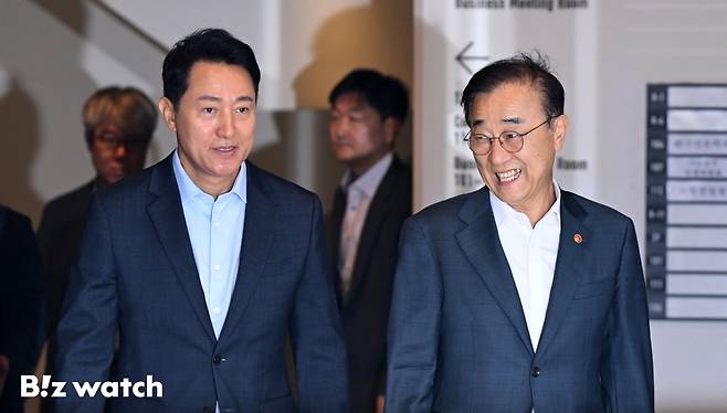 김윤덕(오른쪽) 국토교통부 장관과 오세훈 서울시장이 20일 오전 서울 중구 달개비에서 주택공급 관련 회동을 마치고 인사하고 있다./사진=이명근 기자 qwe123@