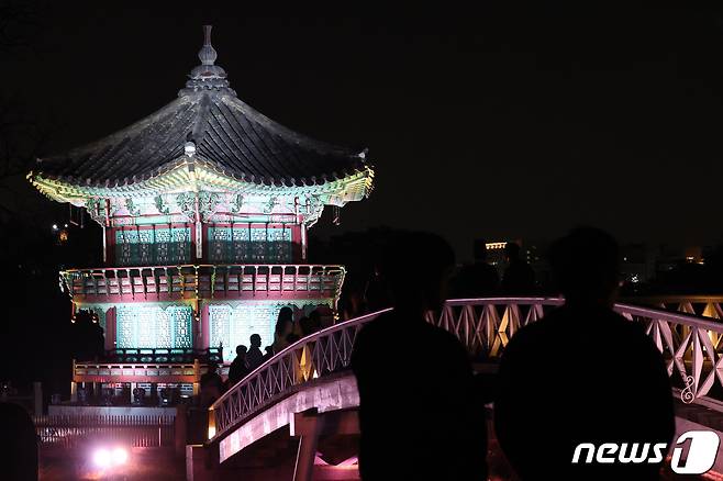 서울 경복궁에서 열린 경복궁 별빛야행 사전행사에서 참가자들이 향원정의 야경을 감상하고 있다.  ⓒ 뉴스1 이동해 기자