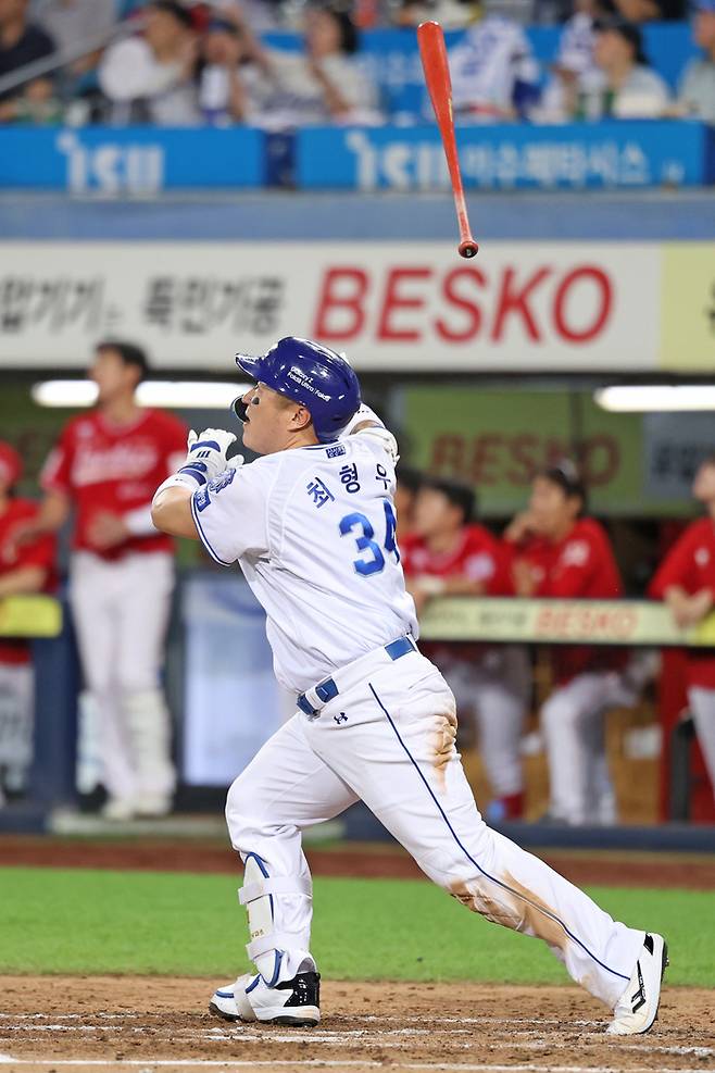 삼성 최형우가 18일 대구삼성라이온즈파크에서 열린 2026 KBO리그 정규시즌 SSG와 경기에서 솔로 홈런을 날리고 있다. 이 홈런으로 KBO 역대 최초 2700안타와 4600루타를 달성했다. 사진 | 삼성 라이온즈