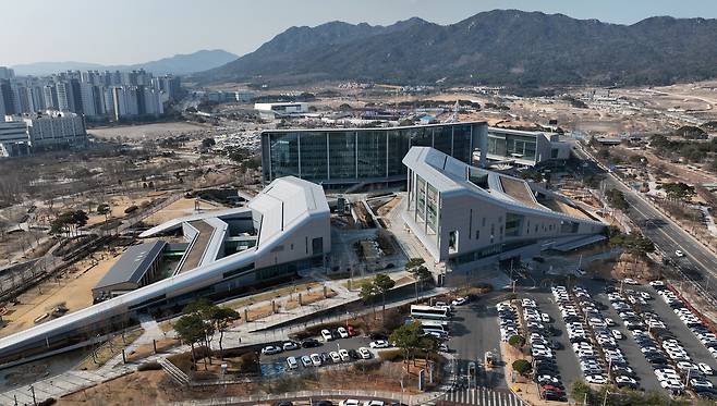 충남도청 청사 전경.