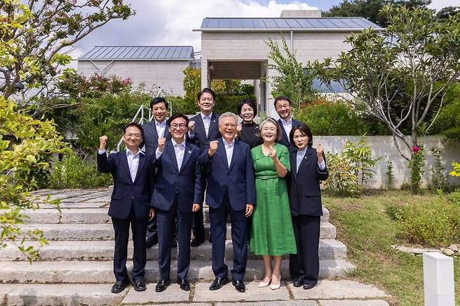 김민석 더불어민주당 대표와 당 지도부가 19일 경남 양산시 평산마을 문재인 전 대통령 사저를 방문해 문 전 대통령 내외와 만나 기념촬영을 하고 있다.ⓒ뉴시스