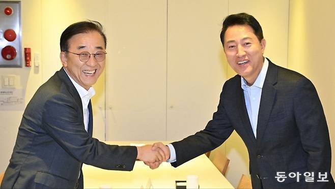 김윤덕(왼쪽) 국토교통부 장관과 오세훈 서울시장이 20일 오전 서울 중구 달개비에서 주택공급 관련 회동을 하고 있다. 양회성 기자 yohan@donga.com